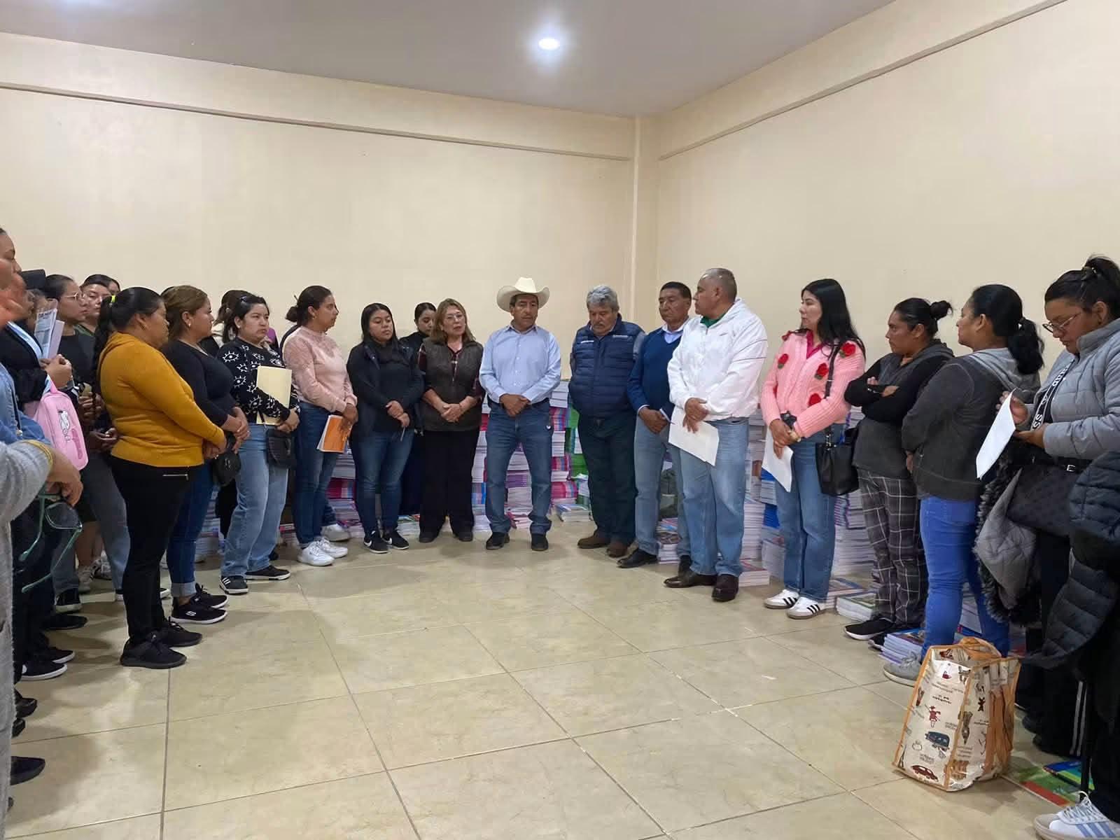 entrega de 8,823 libros